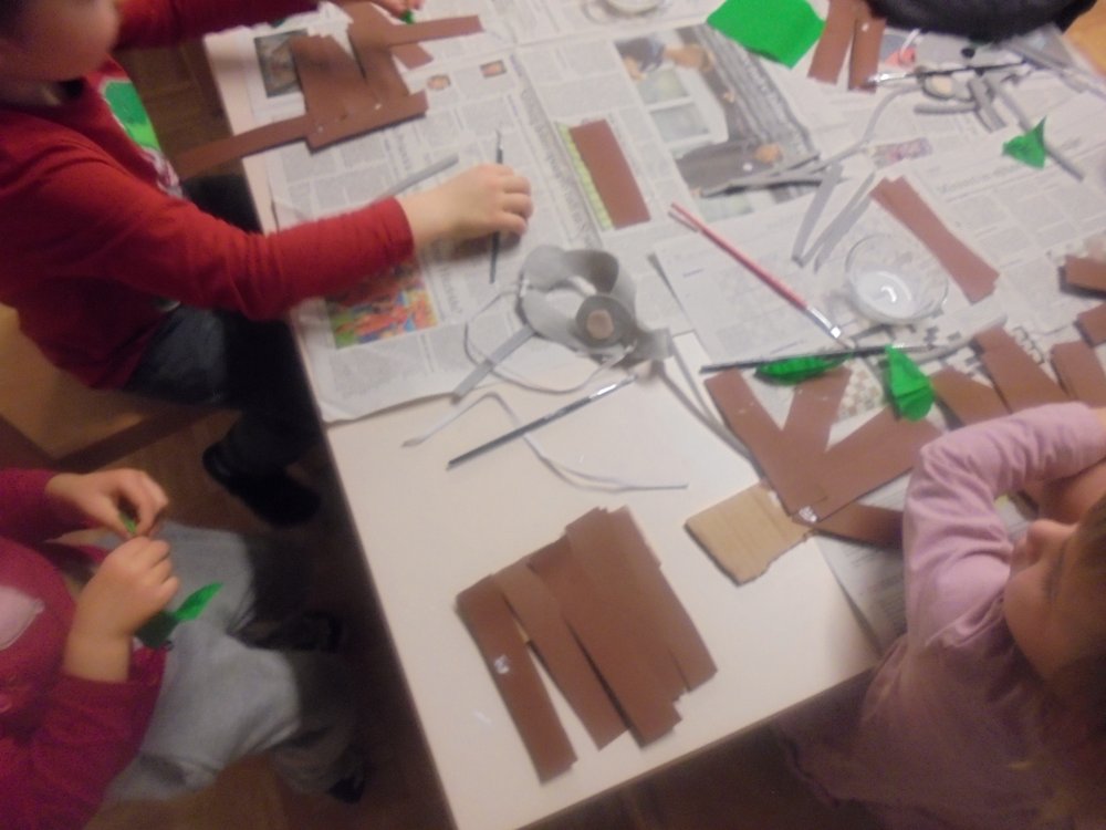 Otroci izdelujejo čarobne leske iz pravljice Sapramiška