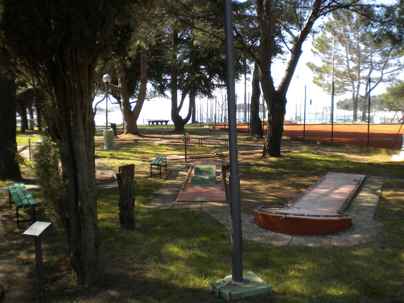 Športni park z mini golfom.